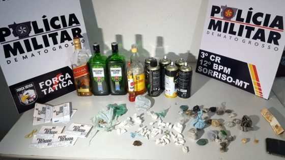 Bebidas e drogas foram apreendidas.