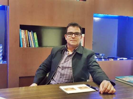 Mário Marcos Vieira é médico cirurgião especialista em transplante capilar em Cuiabá