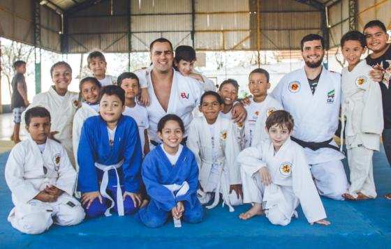 O campeão mundial David Moura e os alunos do Instituto Reação Cuiabá.