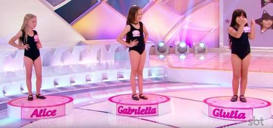 As garotas usaram fantasias, maiôs e vestidos de gala.