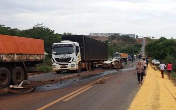 Acidente envolvendo nove veículos deixa dois mortos e feridos na GO-174, em Rio Verde.