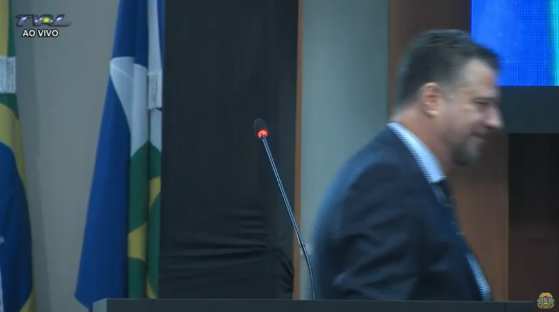 Diretor-presidente da Energisa, Riberto José Barbanera, deixando a tribuna da ALMT após ser hostilizado