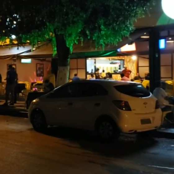 Carro da SMS estava estacionado na frente de um bar 