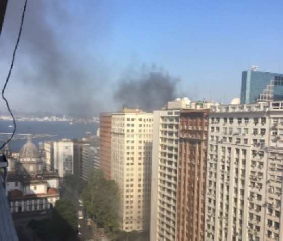 Incêndio atingiu a Quatro por Quatro, no Centro do Rio.