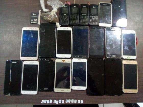 Agentes penitenciários apreenderam 31 celulares, 50 chips, uma bateria de celular e um cartão de memória.