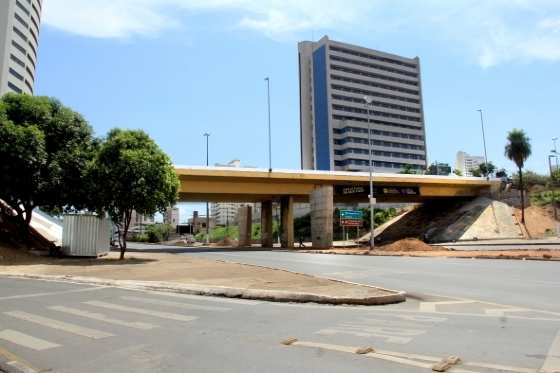 O viaduto do CPA fica entre o cruzamento das Avenidas Miguel Sutil e do CPA.