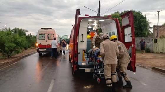 O motorista da ambulância, que é socorrista, prestou atendimento à vítima.
