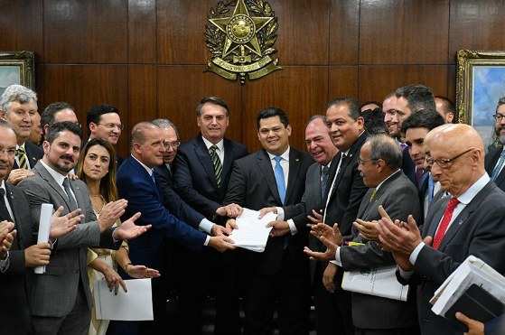 Bolsonaro e Guedes entregaram a proposta no Congresso na terça-feira.