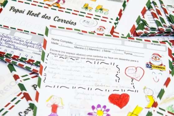 Crianças de escolas públicas de todo o país escrevem sua cartinha para o Noel. 