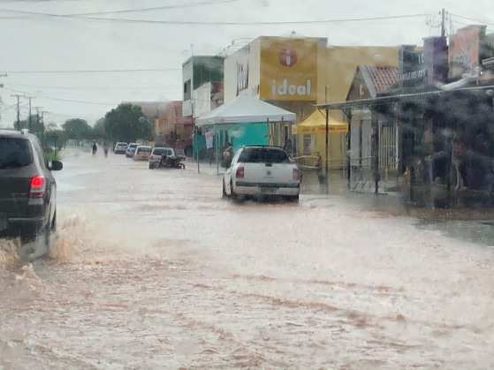 Chuva causa transtornos pelas cidades.