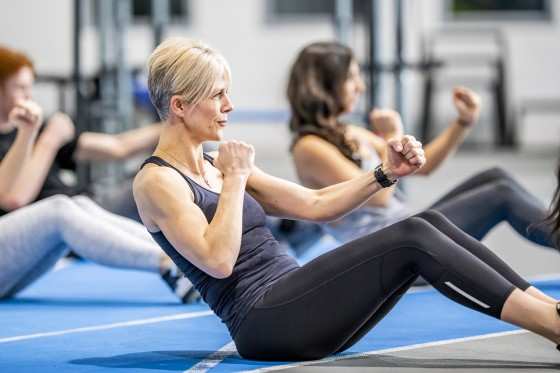 Exercícios estimulam a produção de hormônios que contribuem para a construção óssea, minimizando os efeitos da falta de estrogênio após a menopausa