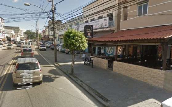 De acordo com relatos de moradores, policial saía de bar na altura do número 2185 da Avenida Brás de Pina quando baleou quatro flanelinhas no local.