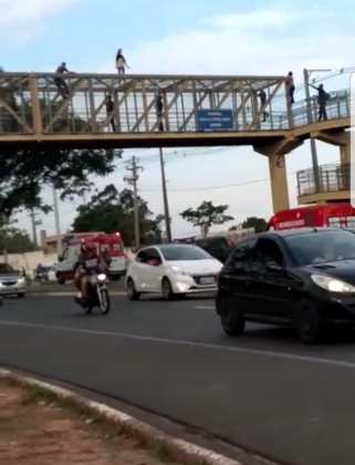 Menina se jogou de passarela e, muita gente pensou se tratar de fato ocorrido em Cuiabá
