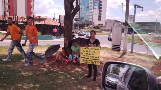 Venezuelanos pedem ajuda em Cuiabá para sustentar os filhos