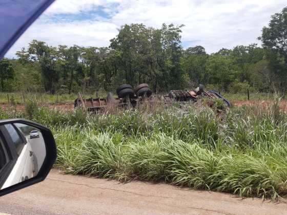 Caminhão saiu da pista e tombou em vegetação às margens da BR-070, no trecho de Cáceres (217 km de Capital) sentido Cuiabá