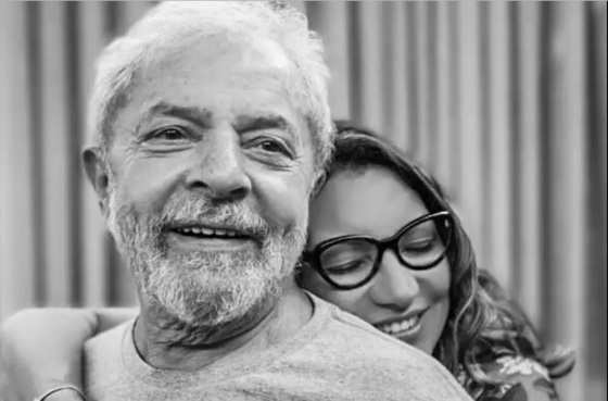 Na última sexta-feira (08/11/2019), quando o ex-presidente Lula deixou a Superintendência da Polícia Federal em Curitiba (PR), a socióloga o esperava na saída.