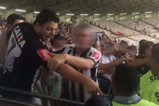 Um dos torcedores diz “Olha a sua cor” a um segurança, em meio a uma confusão 