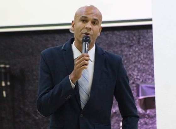 Zagueiro Alex Silva atua como pastor