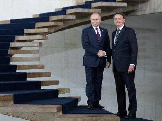 Putin sobe degrau para tirar fotos com Bolsonaro na cúpula dos Brics 