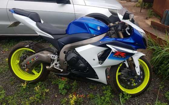 Moto Suzuki modelo GSR 1000 CC foi apreendida na operação.