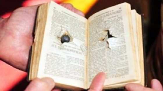 A bala acertou e perfurou o livro sagrado, além de atingir um soco inglês