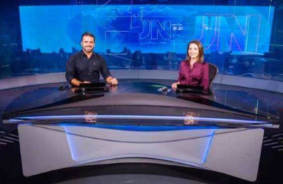 A jornalista Luzimar Collares apresenta o JN com Felipe Toledo, da afiliada da emissora em Alagoas.