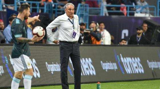 Tite observa Messi cobrar lateral em amistoso entre Brasil e Argentina