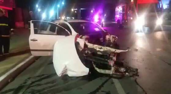 Motorista ficou preso às ferragens e foi encontrado inconsciente no veículo, já passageiro acabou sendo arremessado para o lado de fora, devido a pancada