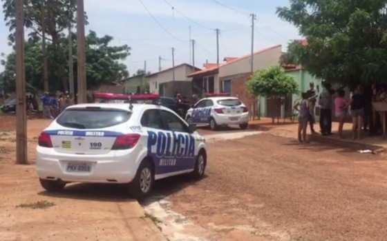 Mulher foi presa suspeita de matar o filho enforcado no quintal de casa