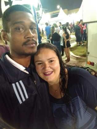 Um dia, os dois se encontraram e ele tascou-lhe um beijo. O susto foi grande, tanto quanto o prazer. Juntos, enfrentaram preconceito por parte da família, dos amigos, dos vizinhos. Um ano depois, vivem em perfeita harmonia e planejam aumentar a famíl