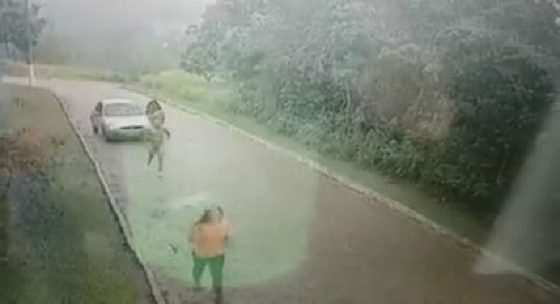 Homem nu corre atrás de mulher em Búzios, no RJ