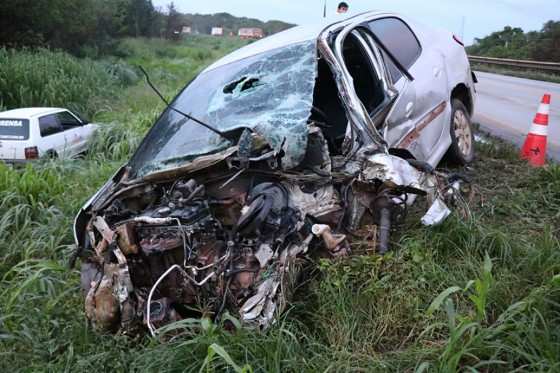 A frente do carro ficou completamente destruída. 