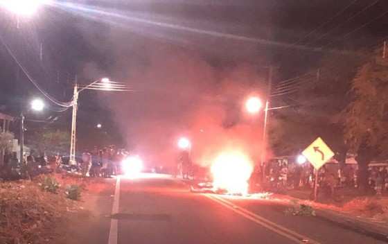 Após agressão, suspeitos tiveram os corpos queimados em estrada no distrito de Amanari, em Maranguape