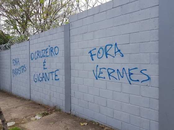 Muros da Toca da raposa são pichados nesta madrugada 