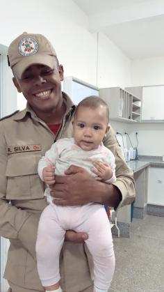 O soldado R. Silva e a menina de sete meses.