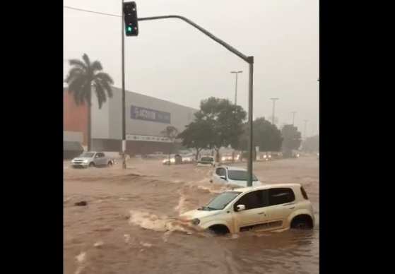 A enchente toma conta da cidade e a população aguarda que os níveis da água baixem. 