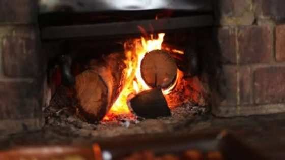 Garrafa de álcool estava próximo ao fogão.