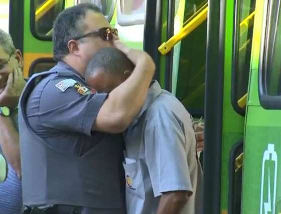 Imagem do abraço do policial e o motorista do ônibus repercutiu nas redes sociais 