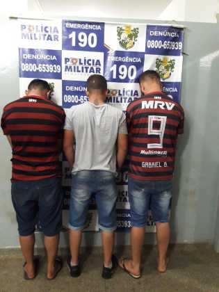 Além do acusado, dois amigos do agressor também foram presos.