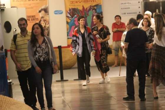Camila Pitanga e Beatriz Coelho são fotografadas indo ao cinema no Rio.