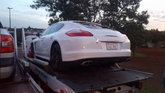 O Porsche foi apreendido e entregue no pátio da Semob.