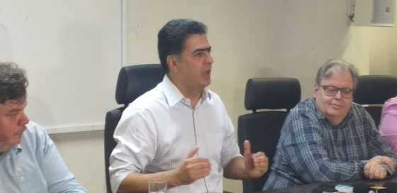 Emanuel Pinheiro alfineta oposição.