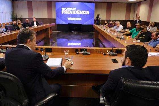 Governador Mauro Mendes se reúne com Fórum Sindical.