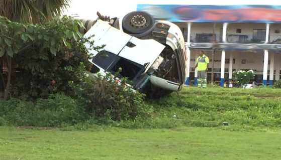 A lateral direita da carreta ficou muito danificada e parte da carga se soltou.