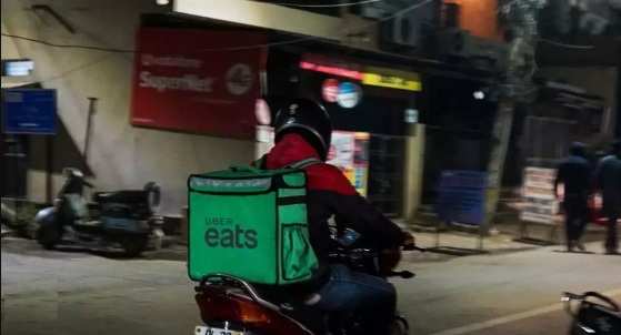 O entregador afirma que o cliente o chamou de macaco e preto safado.