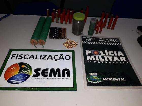 Recipientes contendo pólvora, chumbinho, 13 chumbos, entre outros também foram apreendidos. 