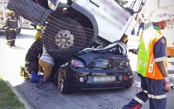 Na África do Sul, caminhão desceu uma montanha e aterrissou em cima de um Opel Adam, cuja motorista encontra-se hospitalizada em estado grave