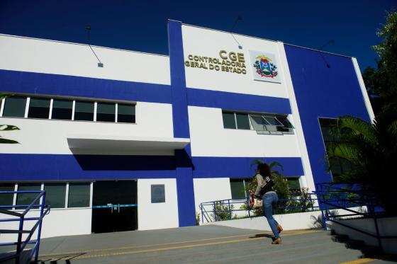 O descumprimento da proibição leva o gestor a responder por crime de improbidade administrativa.