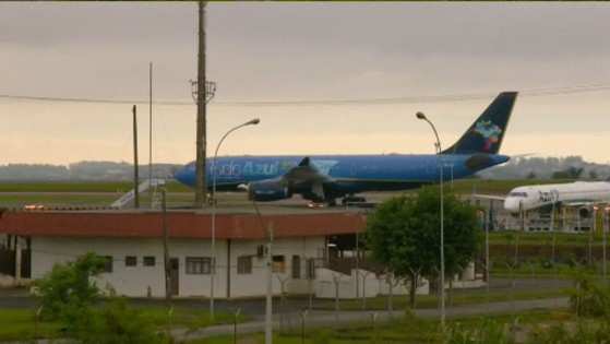 Avião com corpo do apresentador Gugu Liberato pousa no Aeroporto Internacional de Viracopos, em Campinas