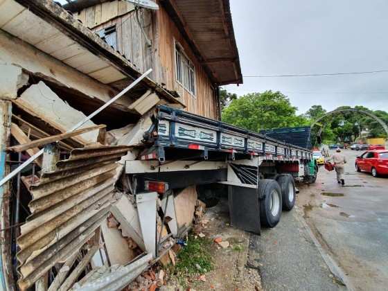 Autoridades irão avaliar se houve dano estrutural na casa invadida por caminhão em Almirante Tamandaré